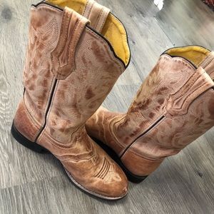 Cowgirl boots size 8